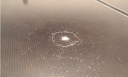 パネルの汚れや損傷を確認